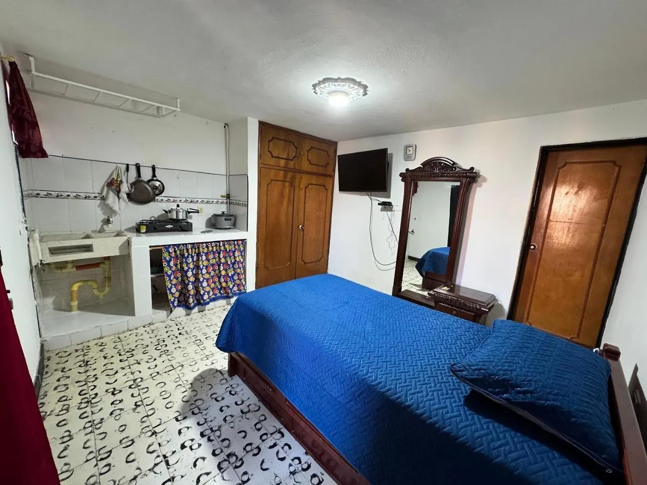Aparta Estudio Comuna Trece Medellín 0*,